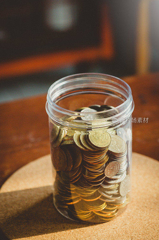 玻璃罐里的硬币