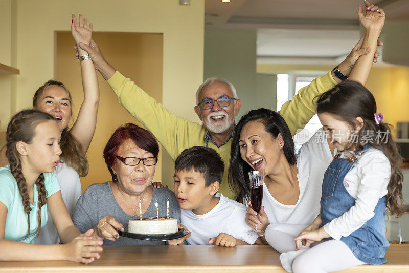 欢乐的几代同堂在家里庆祝祖母的生日。