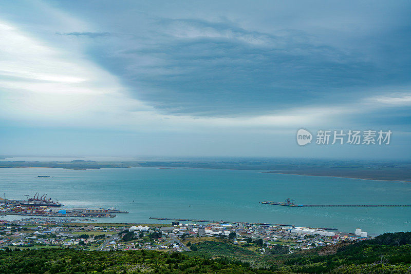 悬崖山观景台，鸟瞰悬崖镇和历史地标斯特灵点，新西兰最南端的城镇