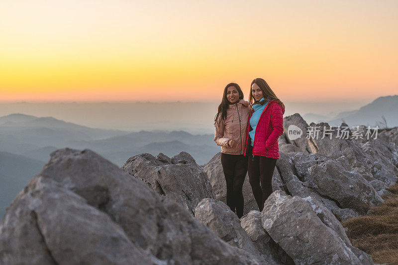 徒步登山的白人和印度女性