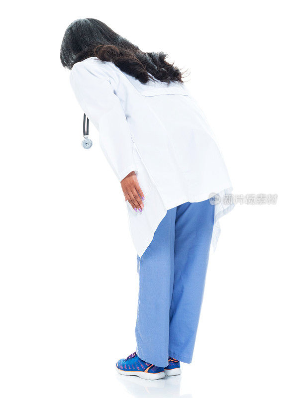 拉丁美洲和西班牙裔年轻女性医生鞠躬在白色背景下穿着实验室大褂