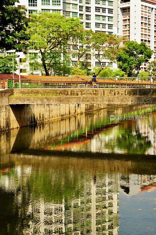 新加坡公共住宅区的河流