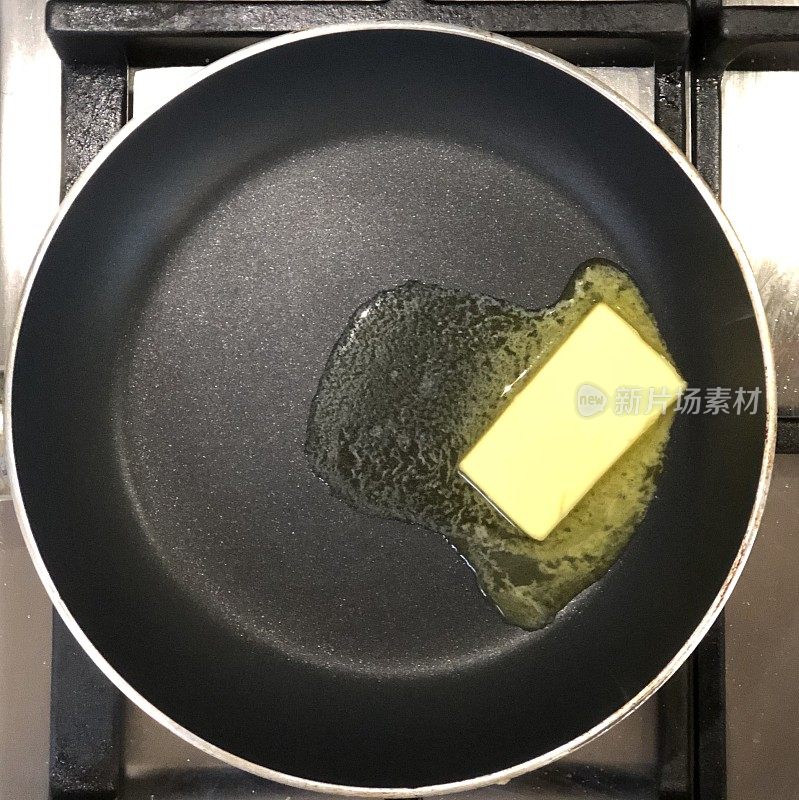 黄油在煎锅中融化的俯视图