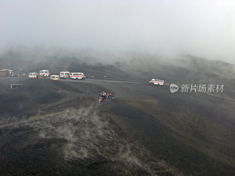 在埃特纳活火山上，公交车载着游客