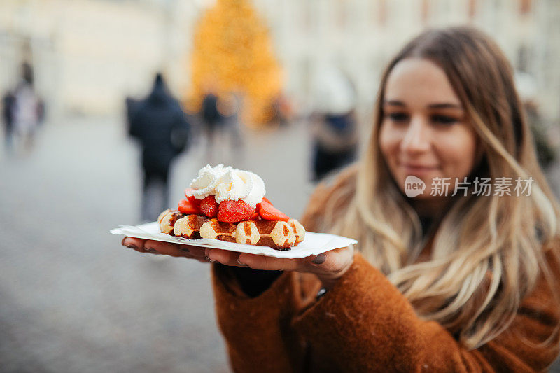 吃比利时华夫饼的女人