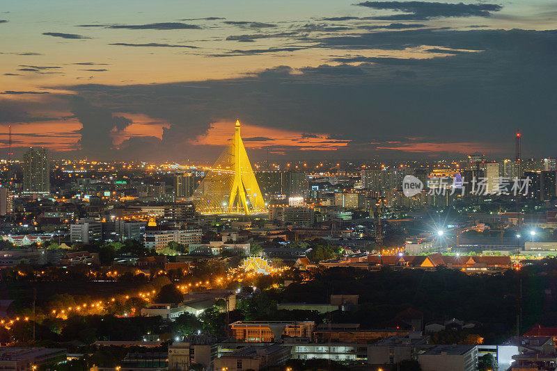拉玛8桥和湄南河在悬索式建筑概念结构中的鸟瞰图，曼谷城市。晚上在泰国市中心。