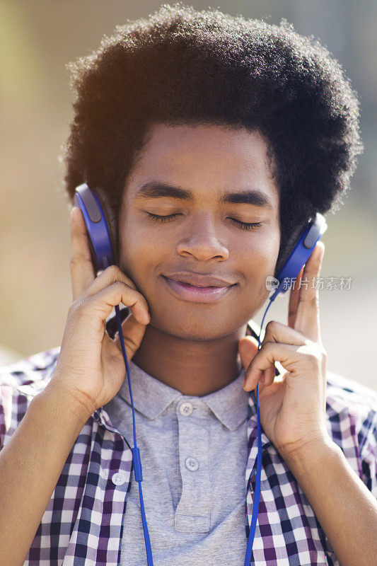 非裔美国人在户外戴着耳机听音乐