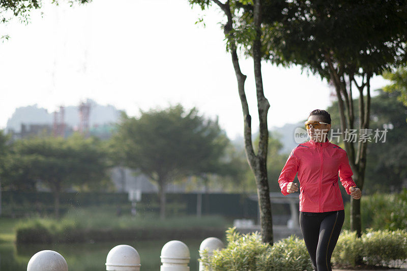 亚洲华人美女周末在公园跑步