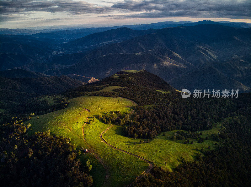 日落时分的高山牧场