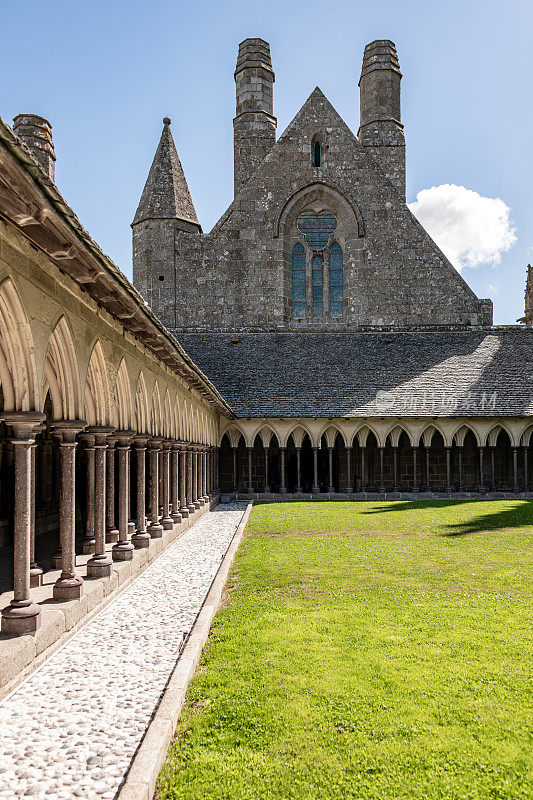 法国圣迈克尔山教堂11世纪的回廊