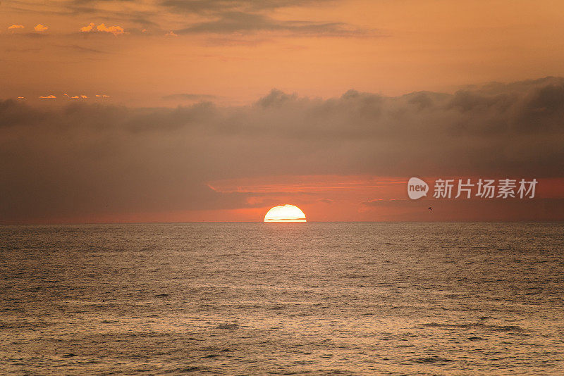 太阳在海边落下