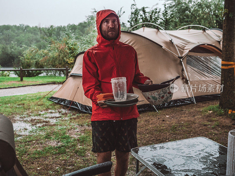 一名男子在露营和洗碗时遇上了暴风雨