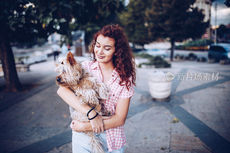 美丽的年轻女孩和她的约克夏梗犬