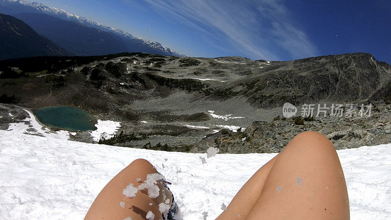 徒步旅行者沿着积雪的山坡跑下去