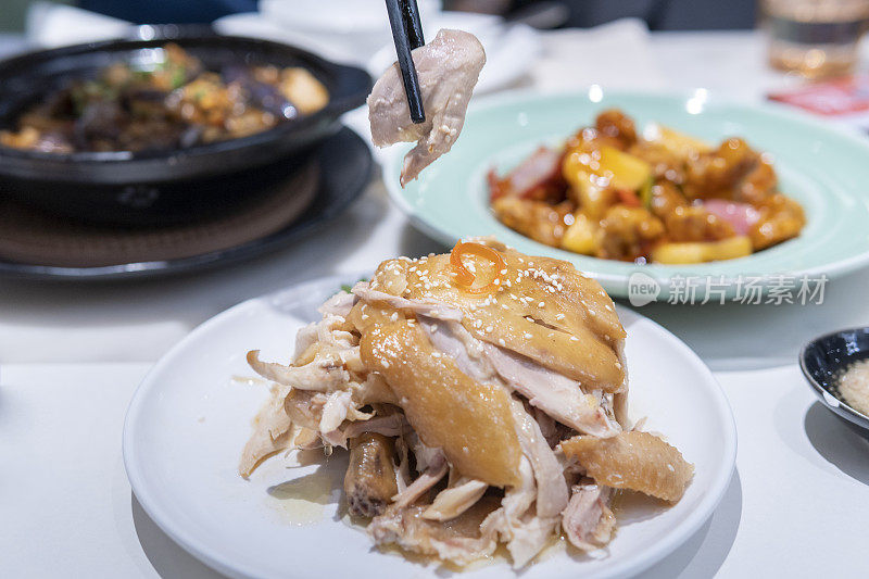 香喷喷的食物，如港式茶楼里的盐焗鸡丝等