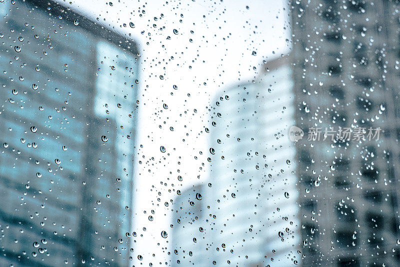 雨滴落在窗玻璃上，暴雨天