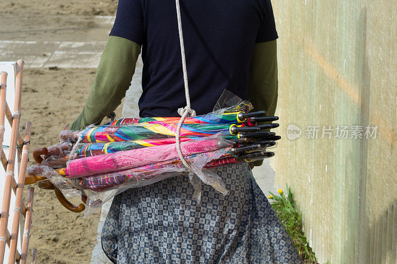 一组由非洲移民出售的彩色雨伞