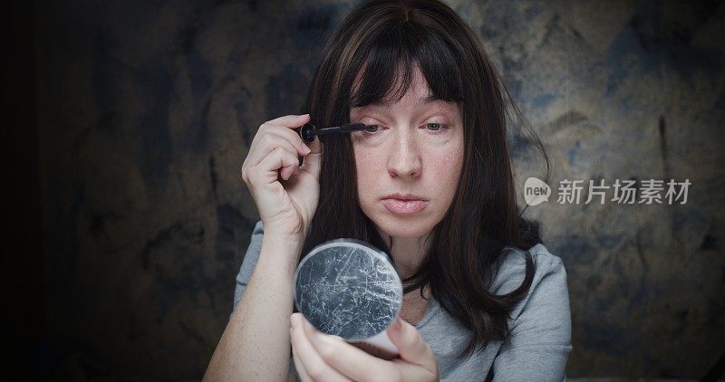 成熟的女人在睫毛上涂睫毛膏