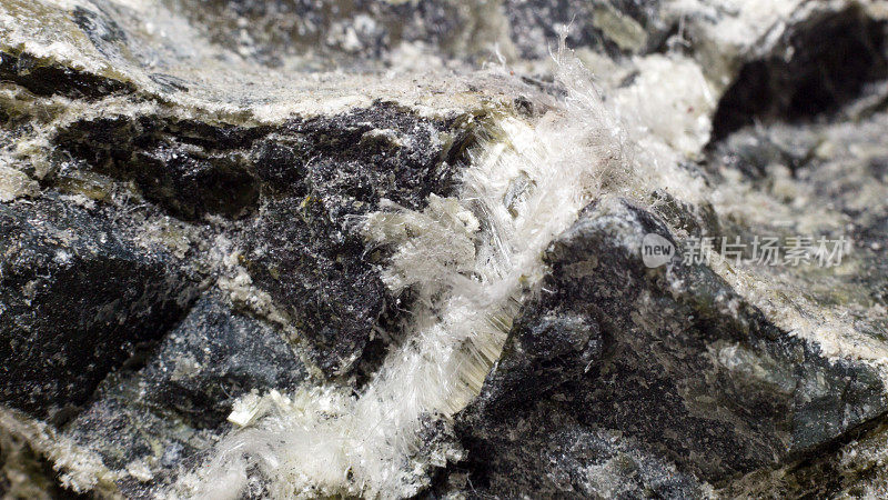 石头中石棉矿物的白色纤维，特写