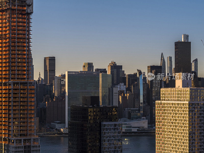 鸟瞰图的住宅滨水在长岛市，皇后区，纽约，与曼哈顿中城的天际线部分后方可见。