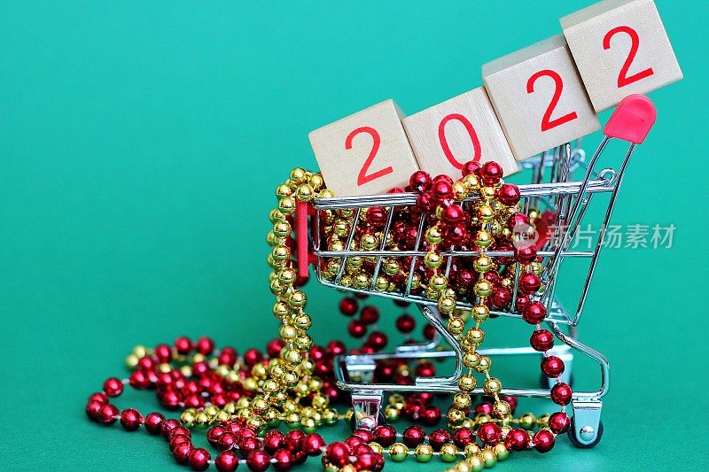 超市玩具车上的数字是2022。圣诞彩珠上的红色数字是2021年的新年数字。