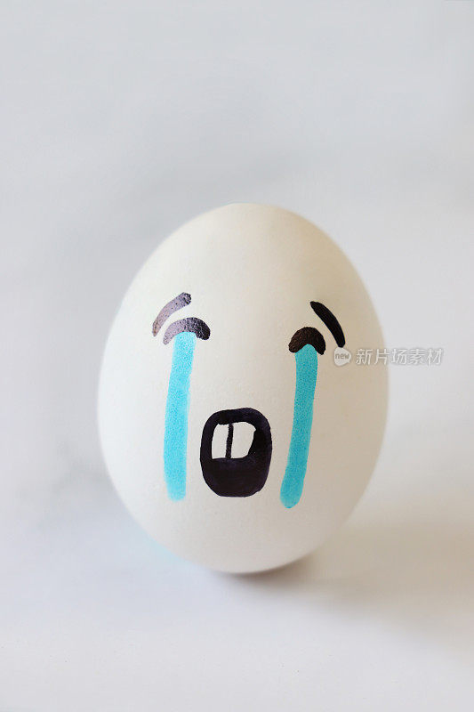 画在煮鸡蛋上的卡通脸表达悲伤和哭泣的泪水