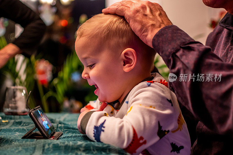 蹒跚学步的孩子有一个美好的时间与他的祖父。