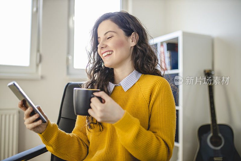 女商人休息，喝咖啡，在办公室打电话