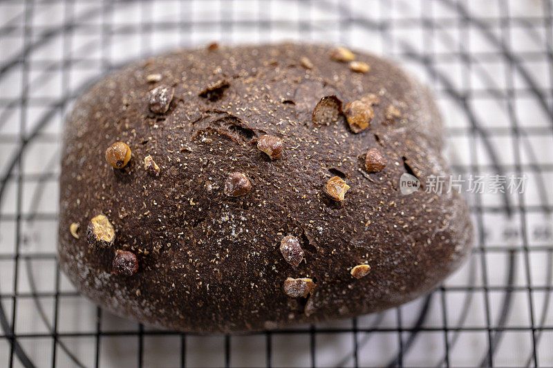 手工面包:用榛子和可可粉自制的全麦酸面包