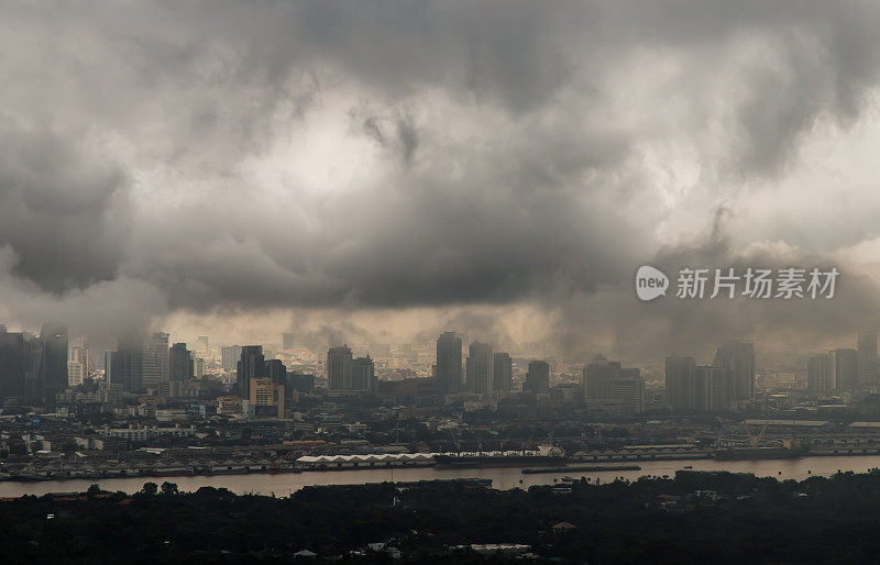 早上，曼谷大楼被pm2.5或浓雾笼罩。阴云密布，空气污染严重。