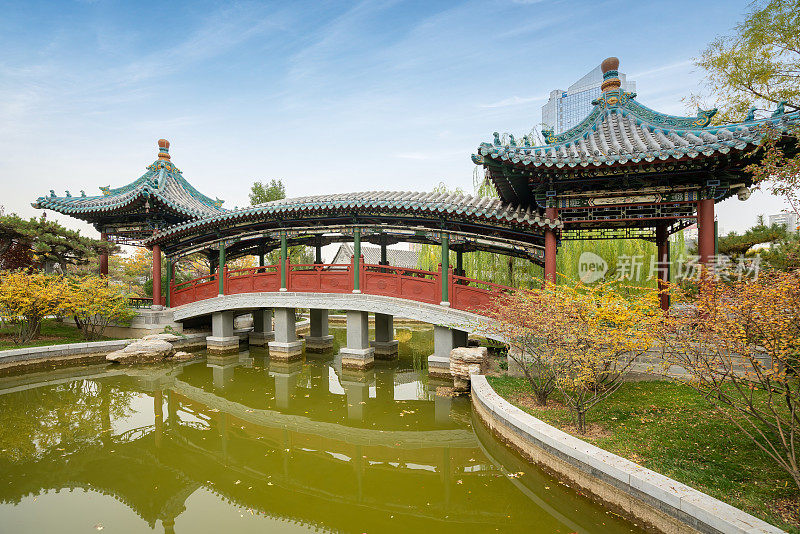 秋天，中国山西省太原市迎泽公园里有古建筑和拱桥