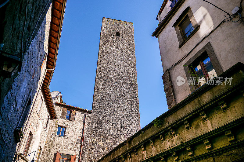一座古老的石塔，位于历史名城维特博的中世纪圣佩莱格里诺区