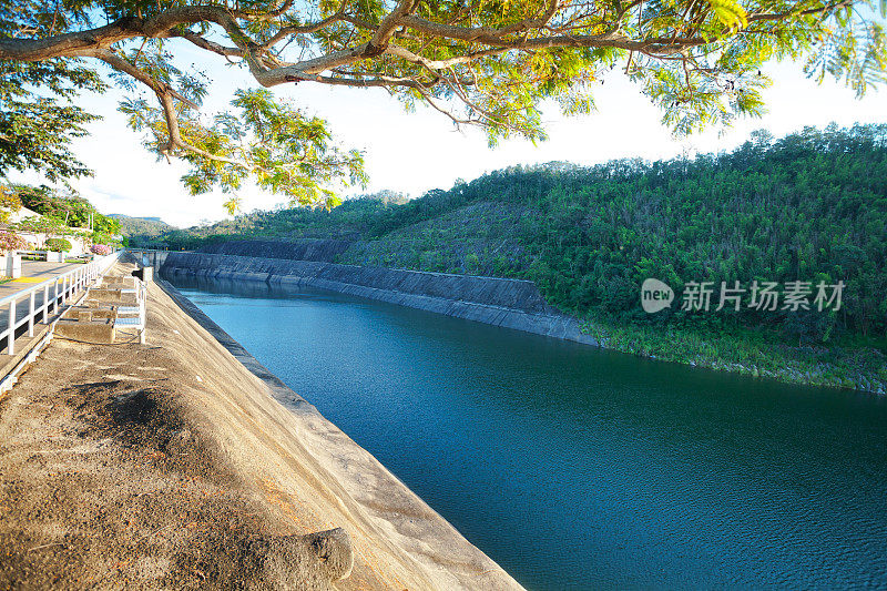 在北昌武里的斯利那卡琳湖大坝旁的景色