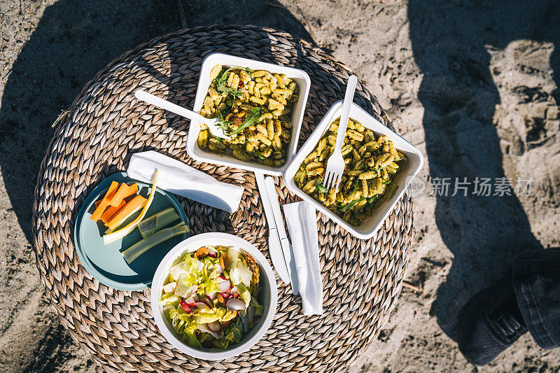 早上在海滩上进行素食野餐