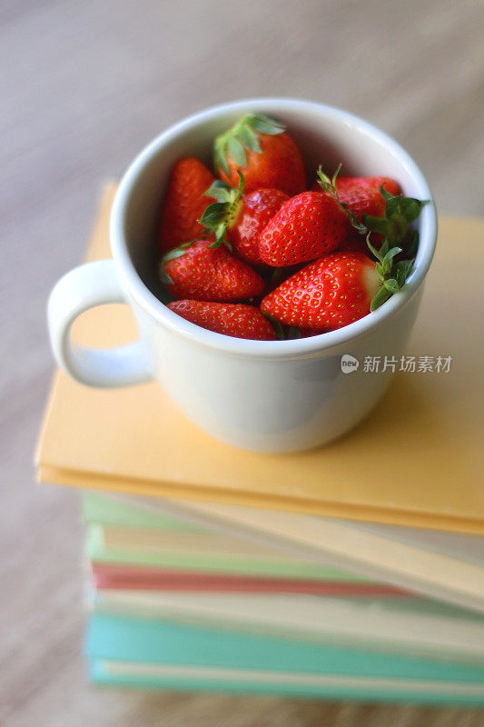 草莓和书籍