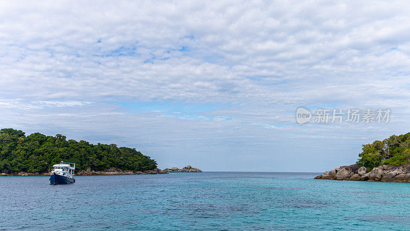 蓝天下的海景