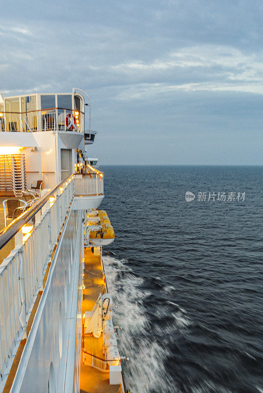 在平静的海面上，从渡船的栏杆上俯瞰