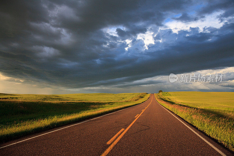 空旷的大平原公路和戏剧性的风暴云
