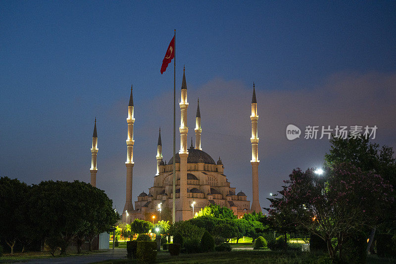 阿达纳的萨班奇中央清真寺是土耳其最大的清真寺，有六个尖塔