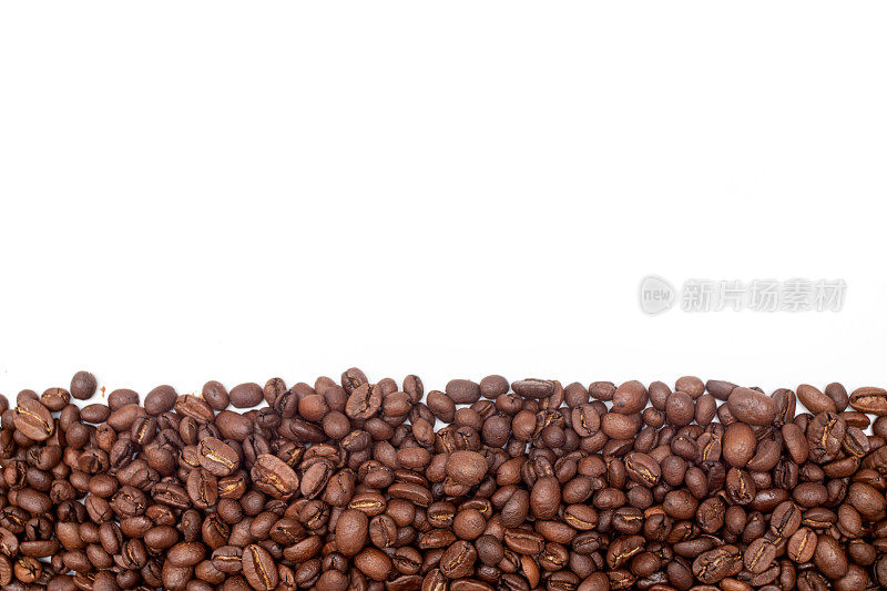 由烘培咖啡豆制成的咖啡豆镶边。空白的文本。