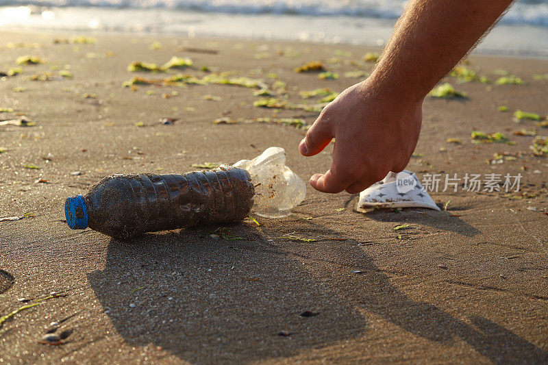 环境污染和海滩上的塑料垃圾，海洋唾液和粘液