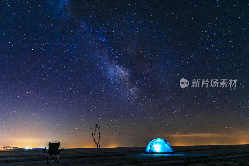 银河系景观中的露营背景