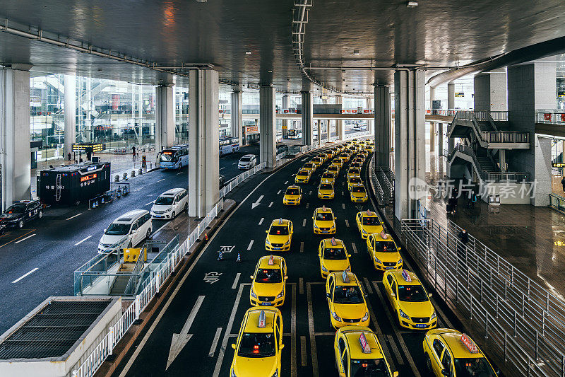 机场出口处的出租车队伍