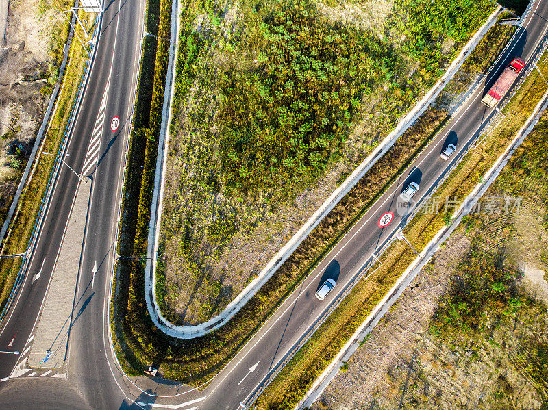 在高速公路上行驶的车辆