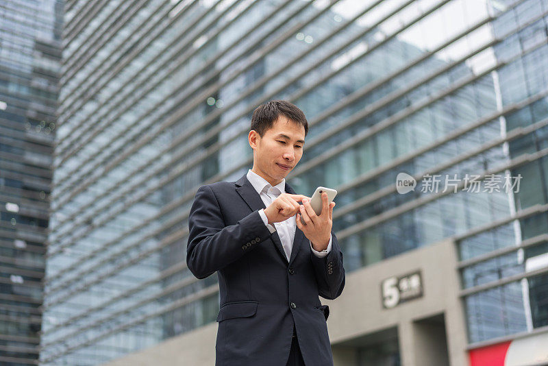 男子使用智能手机