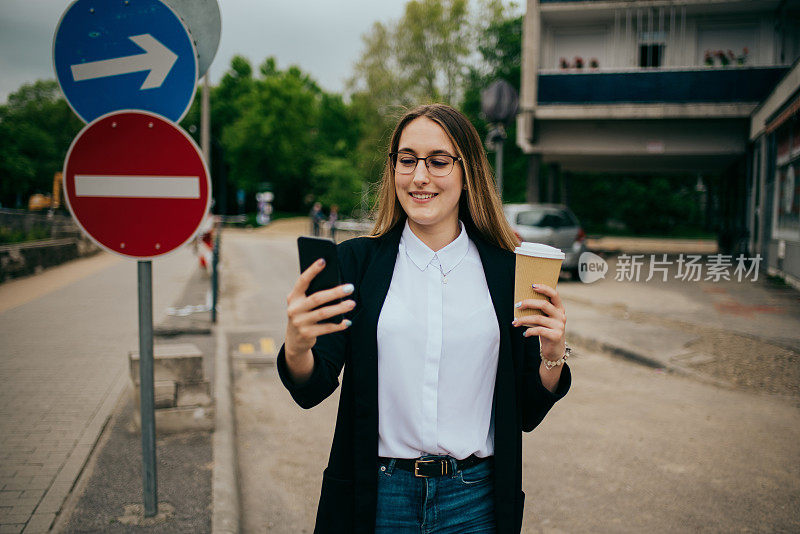 在街上用电话的女商人