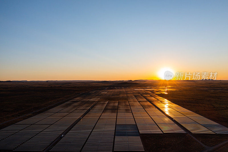 南非沙漠中太阳能电池板的日落景象