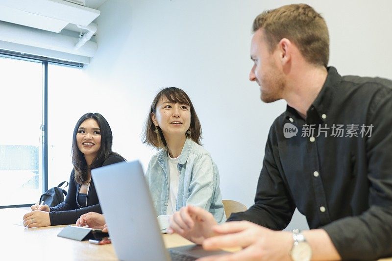 多民族学生在大学校园学习