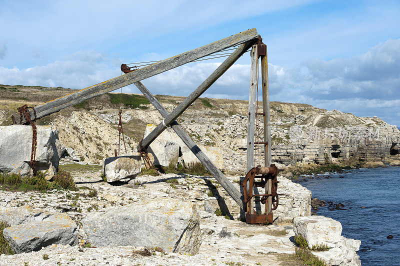采石场起重机“硬腿Derrick”悬崖顶部，波特兰岛，多塞特，英格兰。