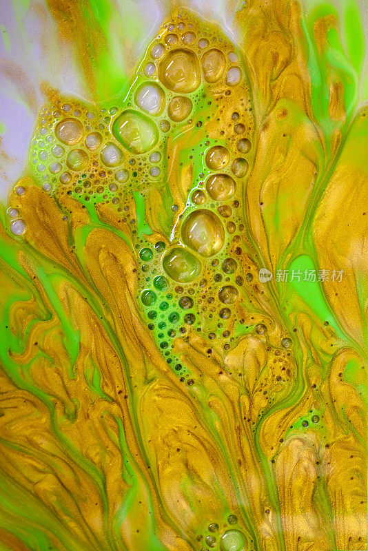 流体抽象丙烯酸和墨水纹理与彩色波浪。液体涂料与油墨混合。红色，黄色，绿色和金属色。